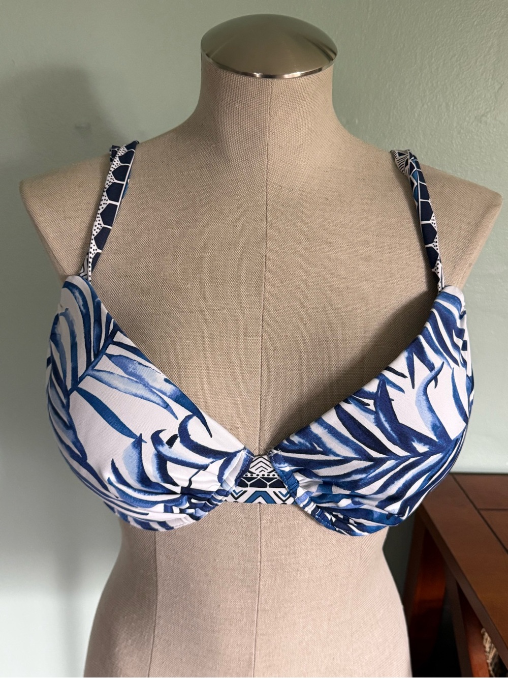 Tommy Bahama Blue White Floral Tropical Structured Bikini Top Size 36DD